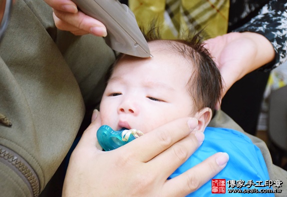 剃胎毛、滿月剃頭、嬰兒剃頭、嬰兒理髮、嬰兒剃髮、嬰兒剃胎毛、嬰兒滿月剃頭、寶寶剃頭、剃胎毛儀式、剃胎毛吉祥話、滿月剃頭儀式、滿月剃頭吉祥話、寶寶剃胎毛、寶寶滿月剃頭理髮、新北永和區剃胎毛、新北永和區滿月剃頭、新北永和區嬰兒剃頭剃胎毛、新北永和區嬰兒理髮、新北永和區嬰兒剃髮、孫寶寶(新北永和區嬰兒寶寶滿月剃頭理髮、免費嬰兒剃胎毛儀式吉祥話)。中國風會場，爸媽寶貝免費穿「日中韓」古裝禮服。專業拍照、DVD光碟、證書。★購買「臍帶章、肚臍章、胎毛筆刷印章」贈送：剃頭、收涎、抓周，三選一。2016.01.02 照片16